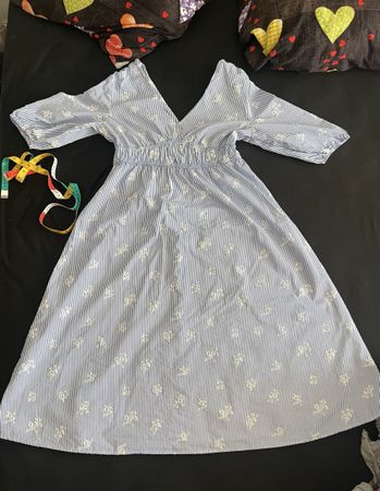 Kleid blau-weiss gestreift mit Blumenmuster Grösse M