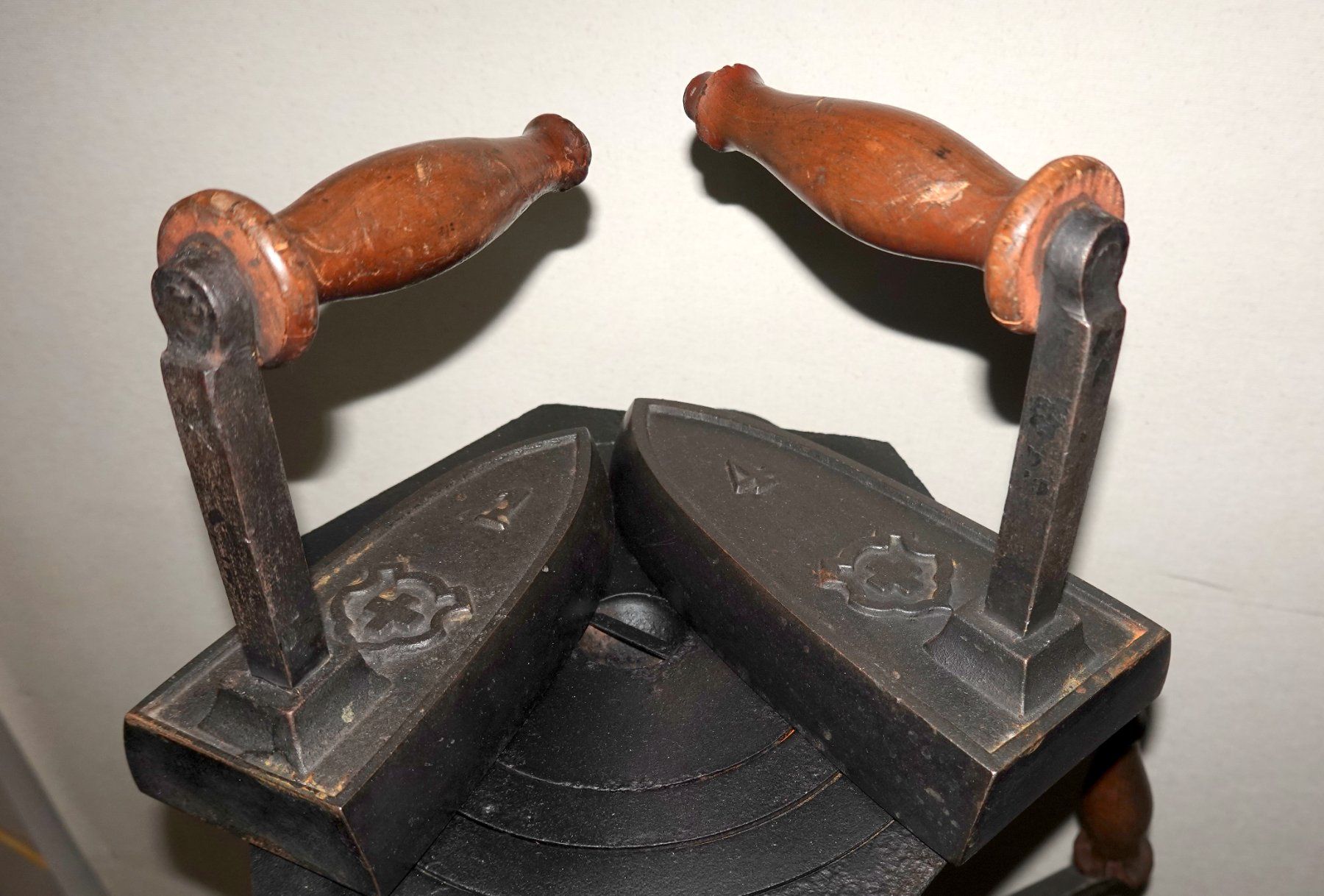 Altri mobili d'antiquariato: Antiker Bügeleisen-Ofen – Usato da Brunnen venduto da brocundfloh 3