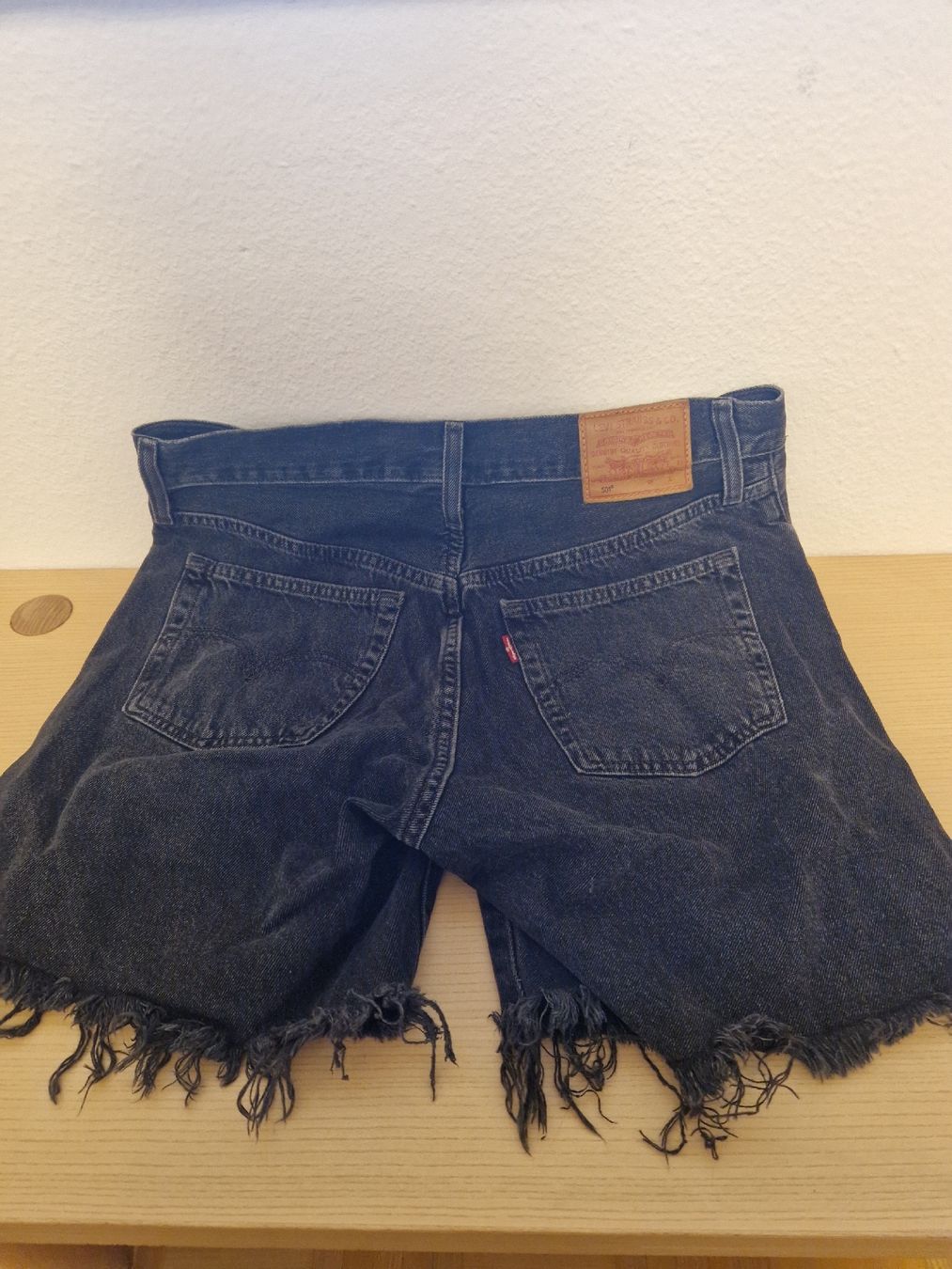 Levi's Jeans: Schwarze Levi's Jeansshorts mit Fransen – Usato da Zürich venduto da SunFlower_14 2