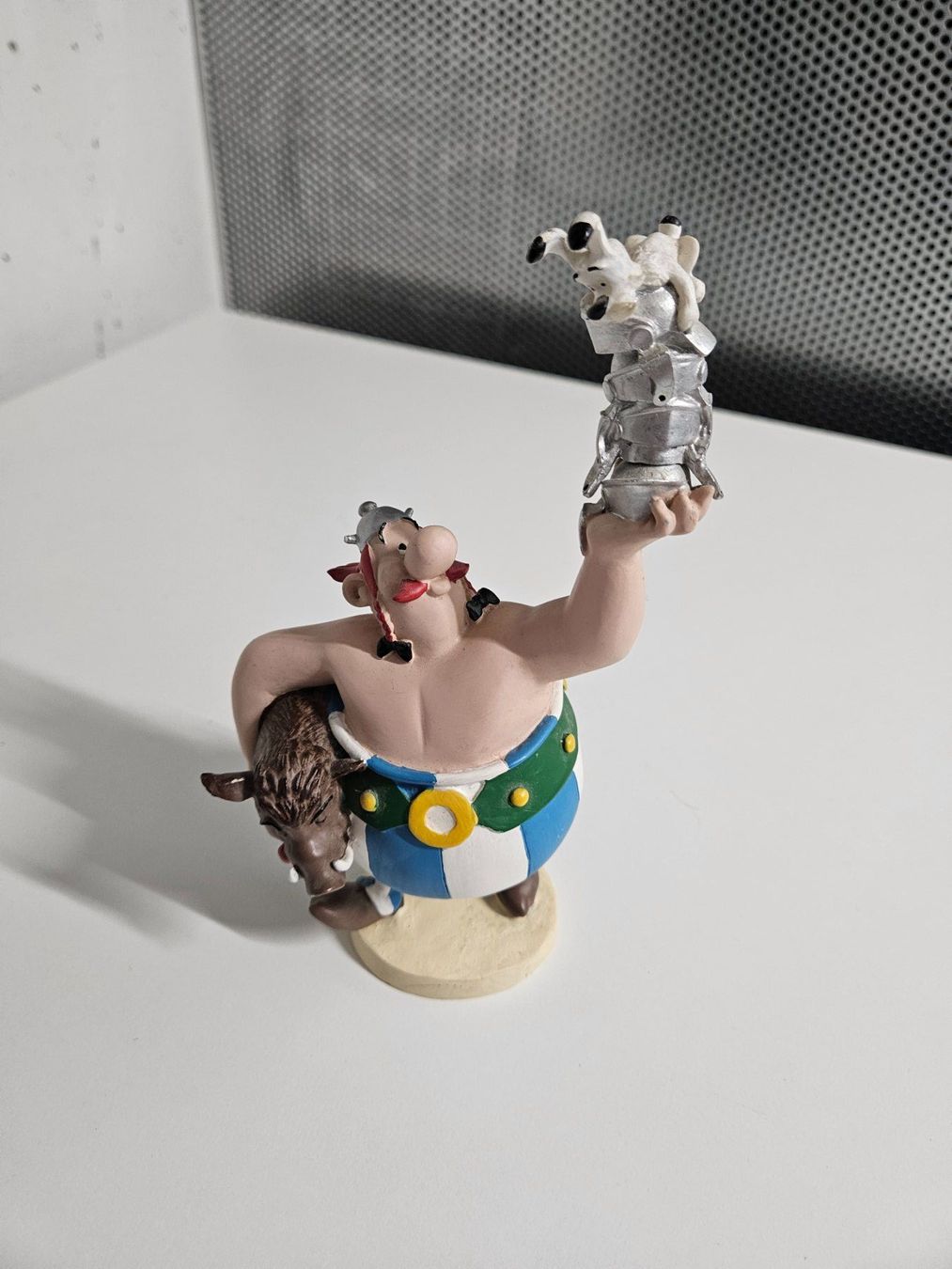 Figurines: Obelix mit Idefix, Römerhelmen und Wildschwein – D'occasion à Dübendorf par PrinceTamino