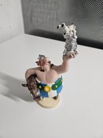 Obelix mit Idefix, Römerhelmen und Wildschwein