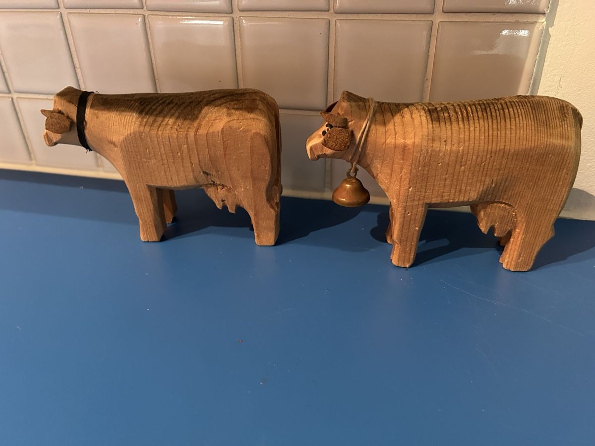 Figurines: Zwei geschnitzte Kühe  – D'occasion à Bülach par larson27 1