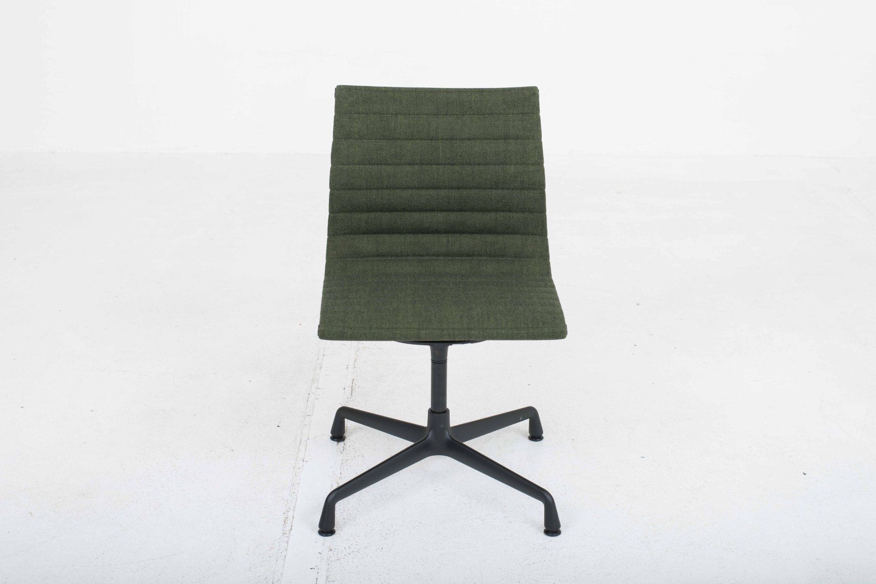 Vitra Sedie: Vitra EA 101 Dine Chair von Eames in Hopsak Nero/Forest – Usato da Zürich venduto da STUZH38 2