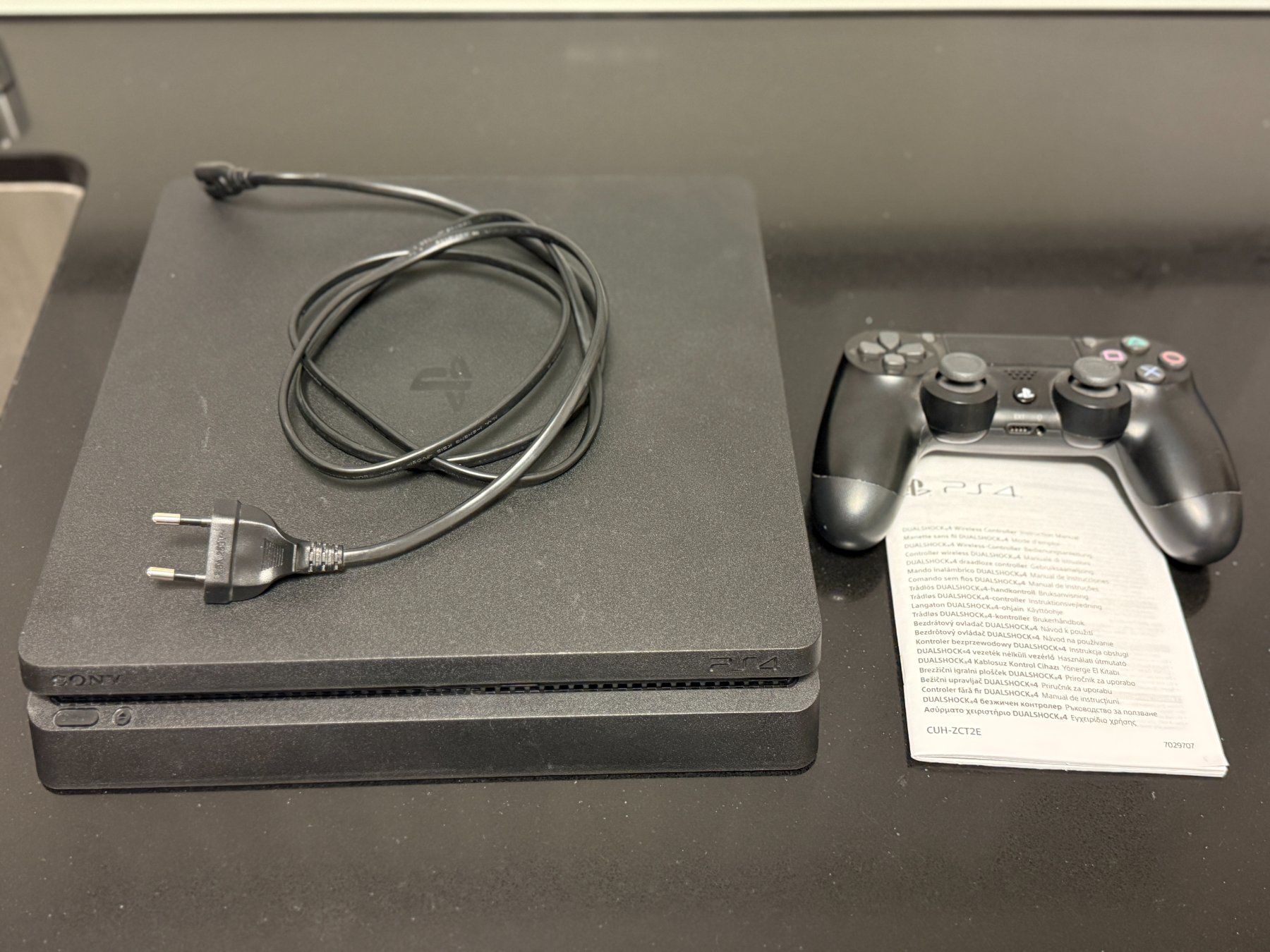 Sony Consoles: Sony Playstation PS4 SLIM 1 TB und Controller – D'occasion à Schinznach Dorf par Joyce75
