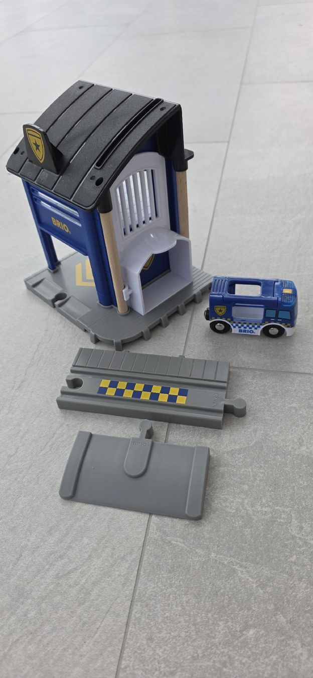 Brio Giocattoli: Brio Police Station – Usato da Hildisrieden venduto da Beka23