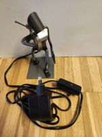 Tisch-Lampe in Form einer Person mit Tasche und Handy am Ohr