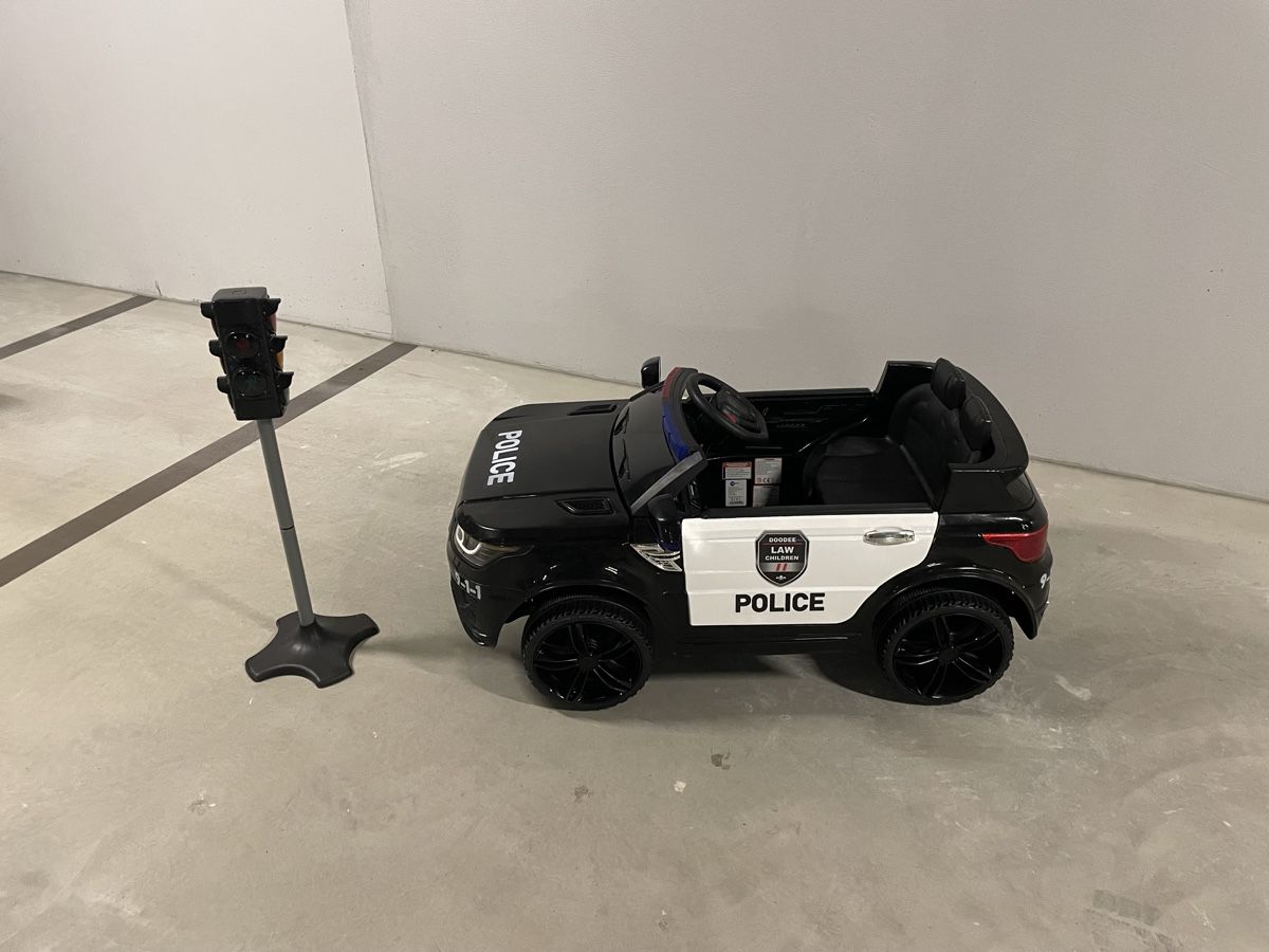 Fahrzeuge für Kinder: Elektrisches Polizeiauto mit Ampel  – Gebraucht aus Maienfeld von viola93
