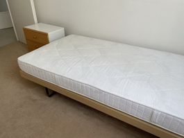 Bett, platzsparend