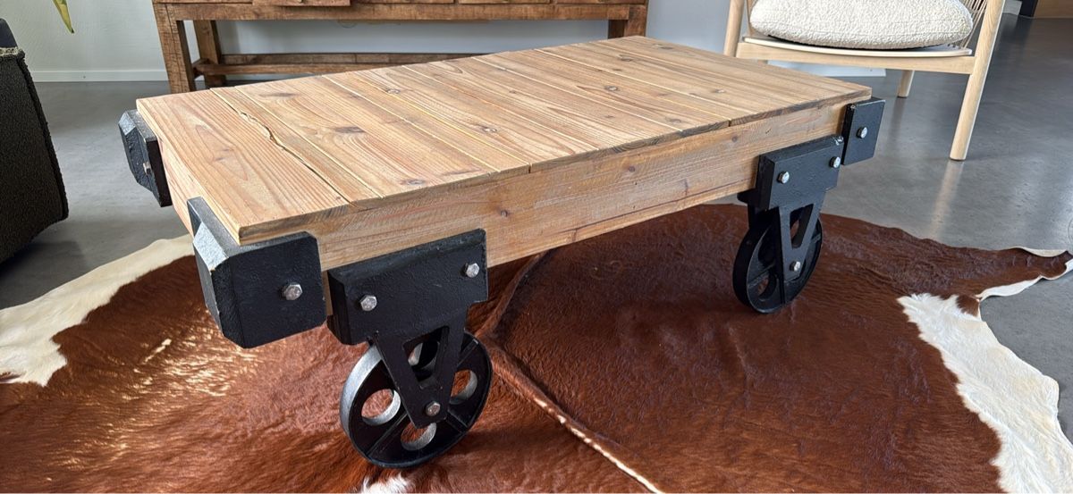 Tavoli: Couchtisch im Industrial-Look – Usato da Rüti ZH venduto da CaroVassalli 1