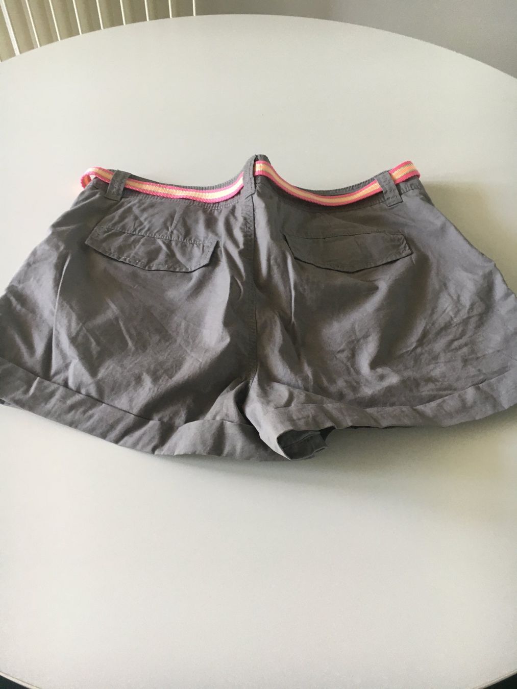 H&M Pantaloni: kurze Damen-Hose Grösse 42 – Usato da Dällikon venduto da dahi1 1