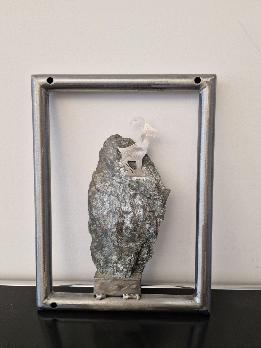 Sculture & Statue: Kunstobjekt Naturstein in Metallrahmen mit Steinbock – Usato da Root venduto da Tanja.st 1