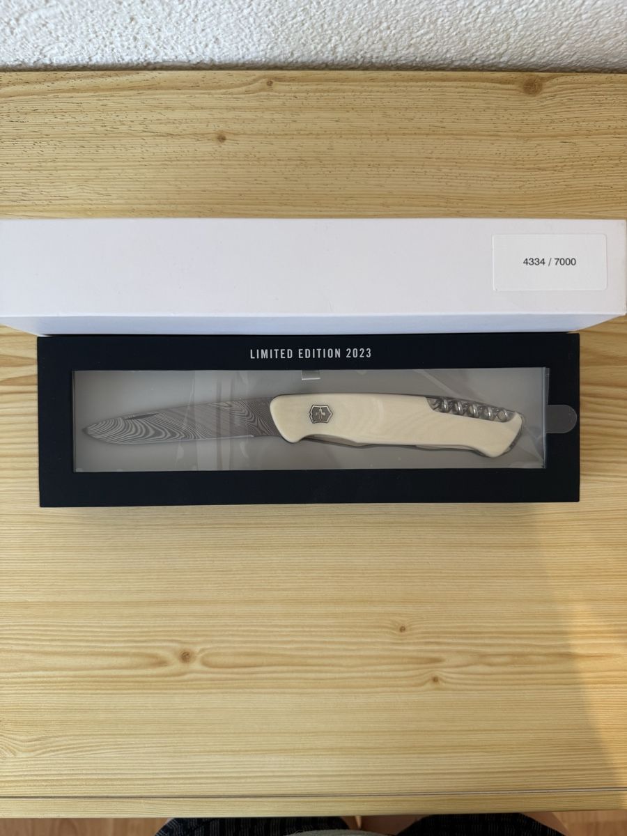 Victorinox Accessori: Limitiertes Damastmesser 2023 – Nuovo e nell'imballaggio originale da Matten b.Interlaken venduto da steffi020