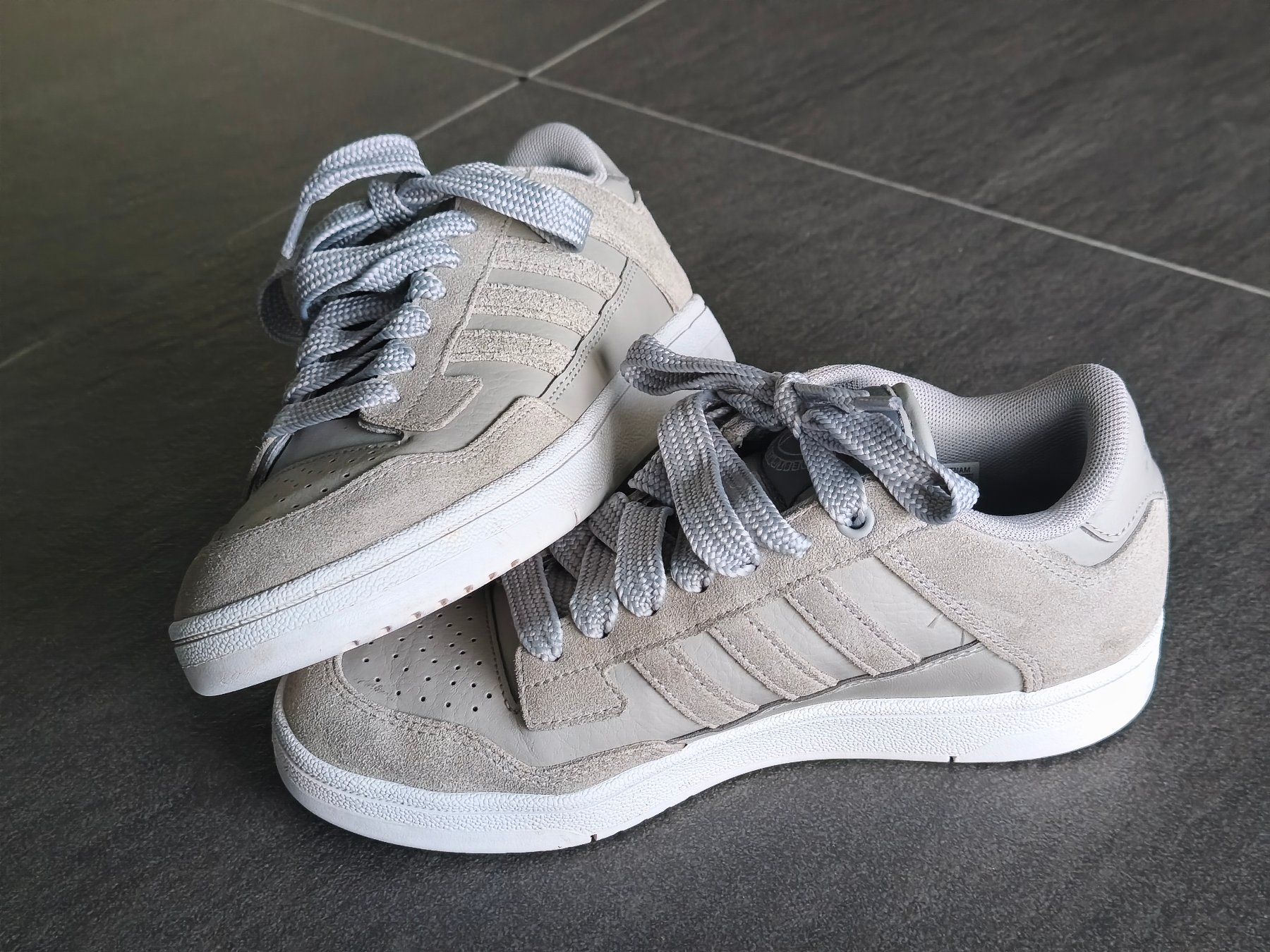 Adidas Herrenschuhe: Sneakers Adidas - Grösse 39.5 – Gebraucht aus Jegenstorf von Juchlistock
