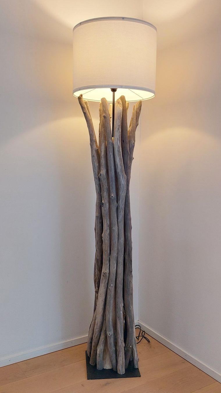 Lampen: Schwemmholz-Stehleuchte Driftwood Elegance – Neu und originalverpackt aus Egnach von Oldwoodstyle 1