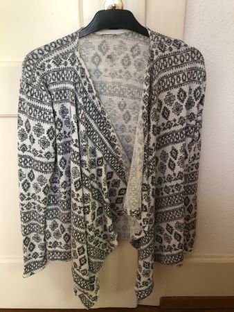 H&M Jäckchen 170 XS Ethno Muster Schwarz Weiss Wasserfall