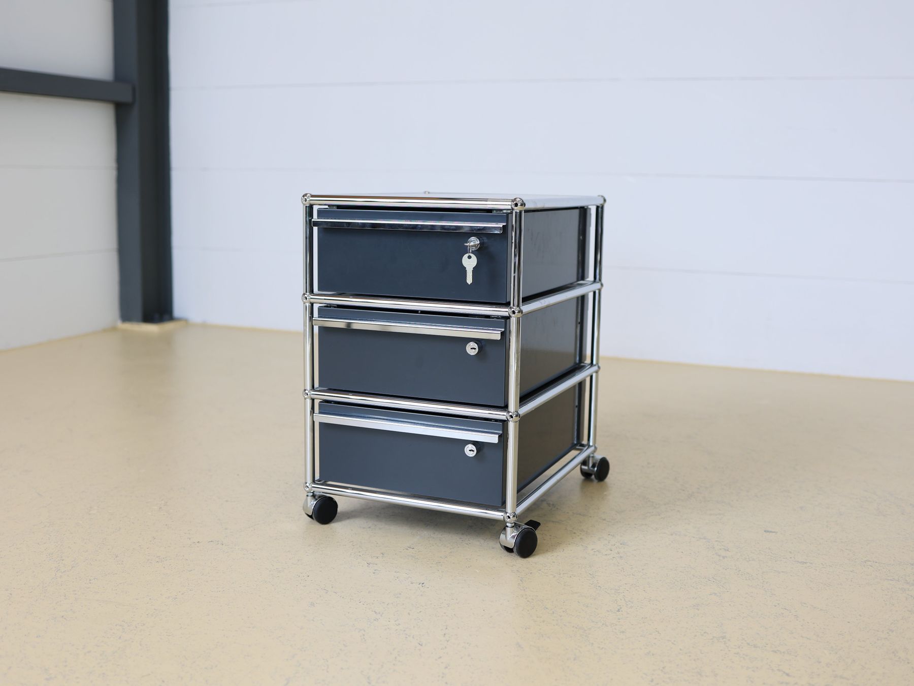 USM Banconi: USM Haller Container mit Rollen | Anthrazitgrau | Neuwertig – Usato da Meinisberg venduto da atelier_TILIJA 1