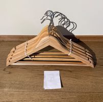 8 Kleiderbügel aus Holz (8)