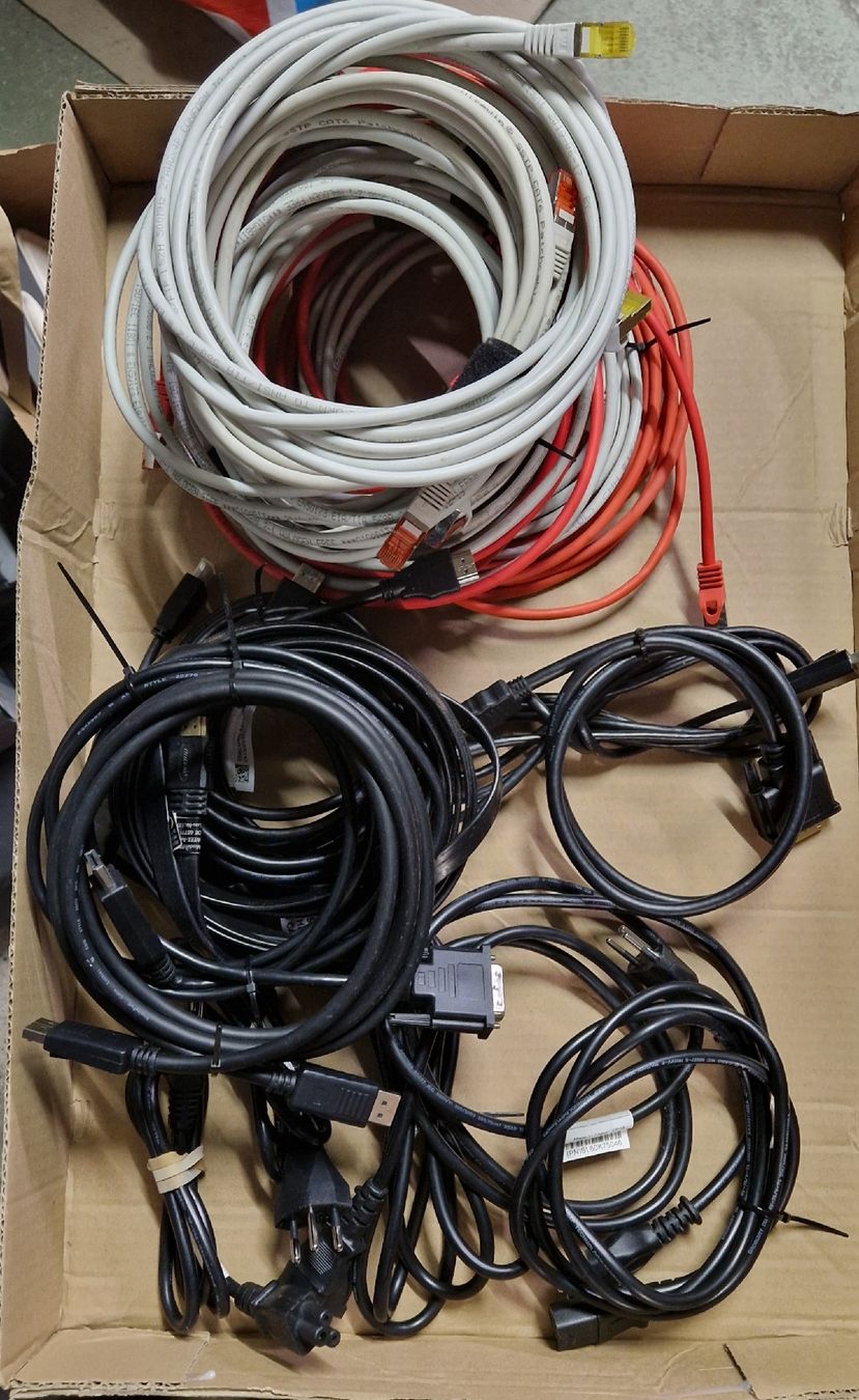 Cavi: Diverse Kabel USB, HDMI, DVI, Strom - Alles dabei! – Usato da Niederlenz venduto da scotti2000 1