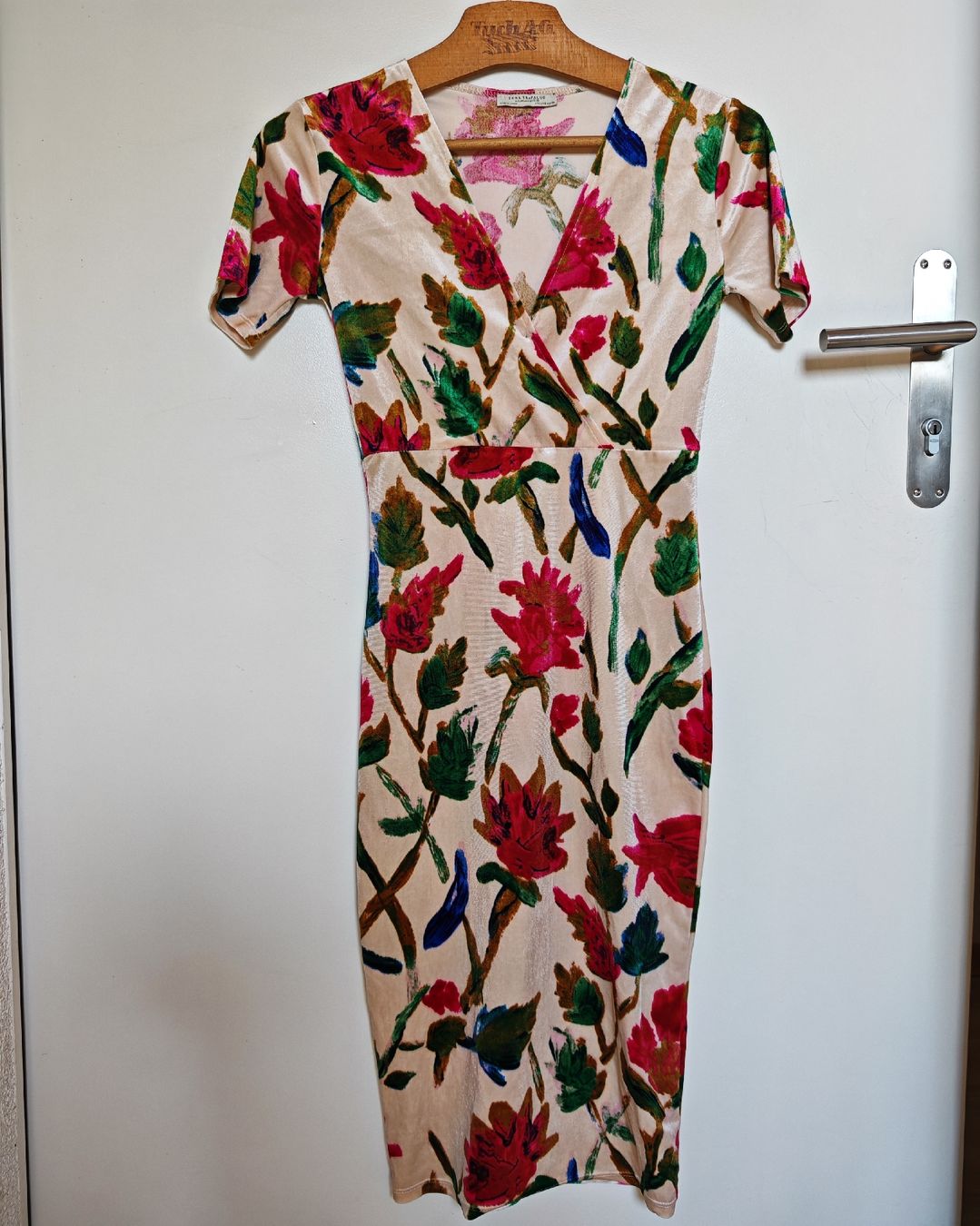 Robes: Robe fleurie Zara – D'occasion à Bex par sni_q7lh 3