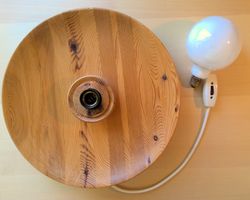 Runde Wandleuchte aus Holz mit Schalter und Glühbirne
