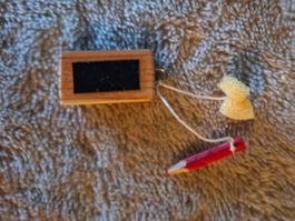 Süsse Schreibtafel aus Holz neu unbenutzt fürs Puppenhaus