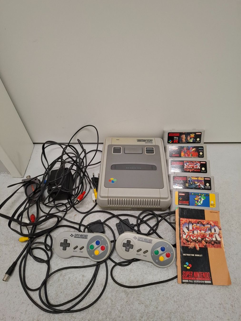 Nintendo Console: Super Nintendo SNES Konsole mit 2 Controller + 5 Games – Usato da Untersiggenthal venduto da Jackes 1