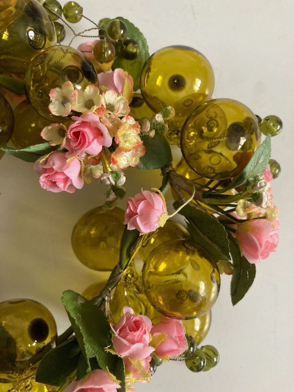 Alle Dekorationen: Schöner, älterer Glas-Kranz mit Kunst- – Gebraucht aus Zürich von Chaeffeler 2