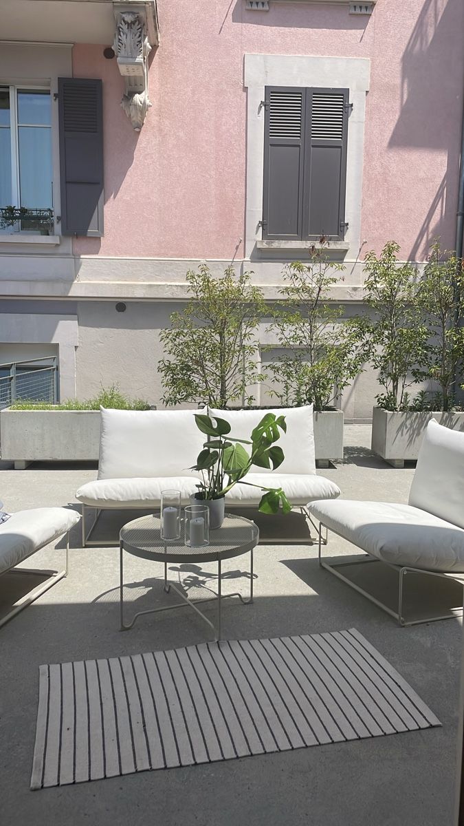 Divani: Outdoor Lounge Set - Sofa, Chairs, Table! – Usato da Lausanne venduto da mag_9djf