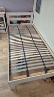 Bett mit Lattenrost und evtl. Matratze 90x200