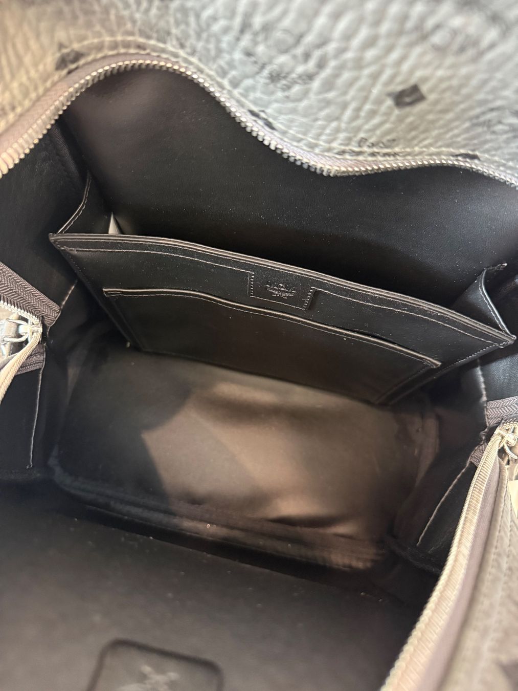 Mcm Zaini: MCM Rucksack Visetos grau mit Nieten neu – Nuovo e nell'imballaggio originale da Illnau venduto da Bigmama14 5