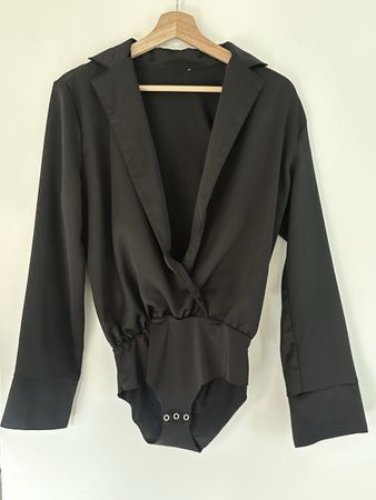 Sehr schönes elegantes Oberteil, hält sehr gut ohne BH, Gr M