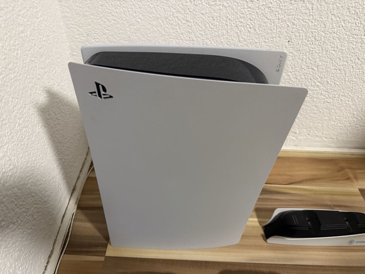 Sony Console: Playstation 5 Disc Version, 2 Controller, 3 Games, Ladestati – Usato da Widnau venduto da Refik28 3