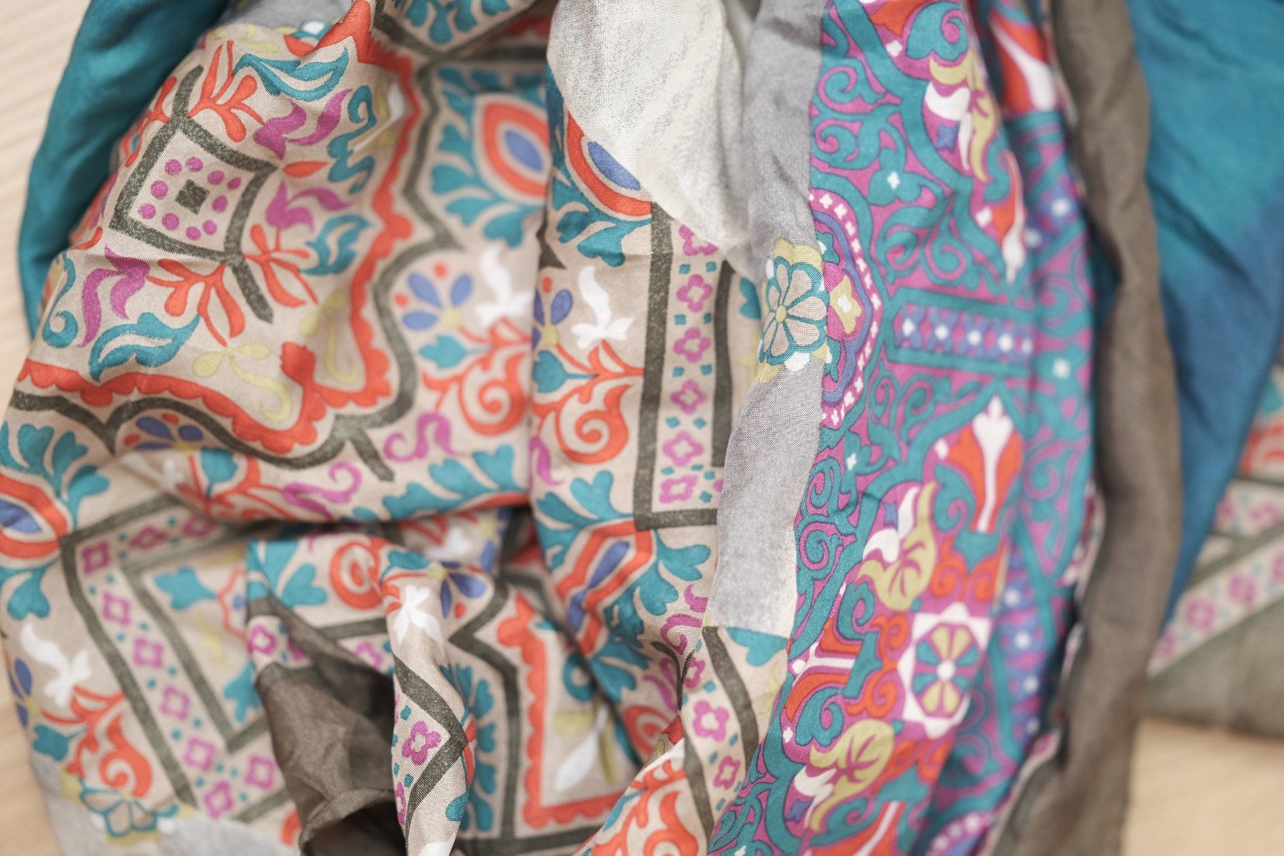 Foulard & Sciarpe: Grosses schönes Seidenfoulard – Usato da Basel venduto da Bluemoewe 3