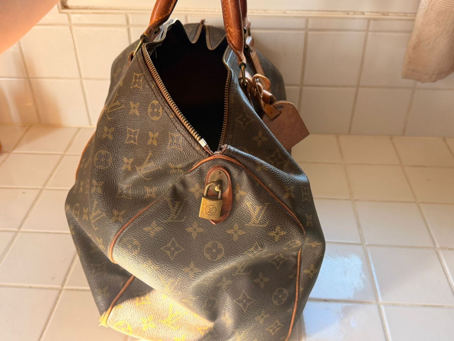 Louis Vuitton Reisekoffer: Sac de voyage Louis Vuitton – Defekt aus Yvonand von Jojo777 1