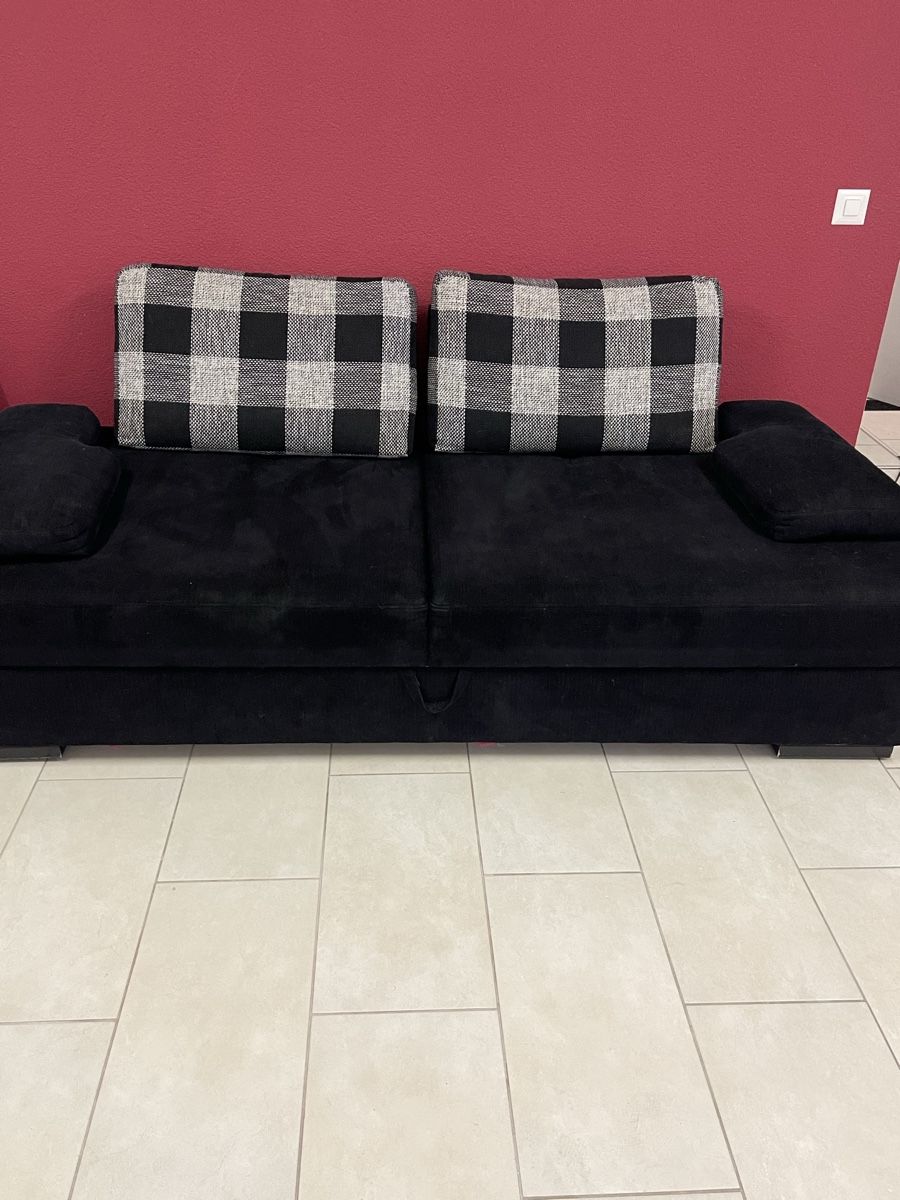 Sofas: Schwarzes Schlafsofa mit Bettfunktion - Top Zustand! – Gebraucht aus Würenlos von Mickyfare33