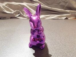 Hase auf zwei Beinen sitzend, violett