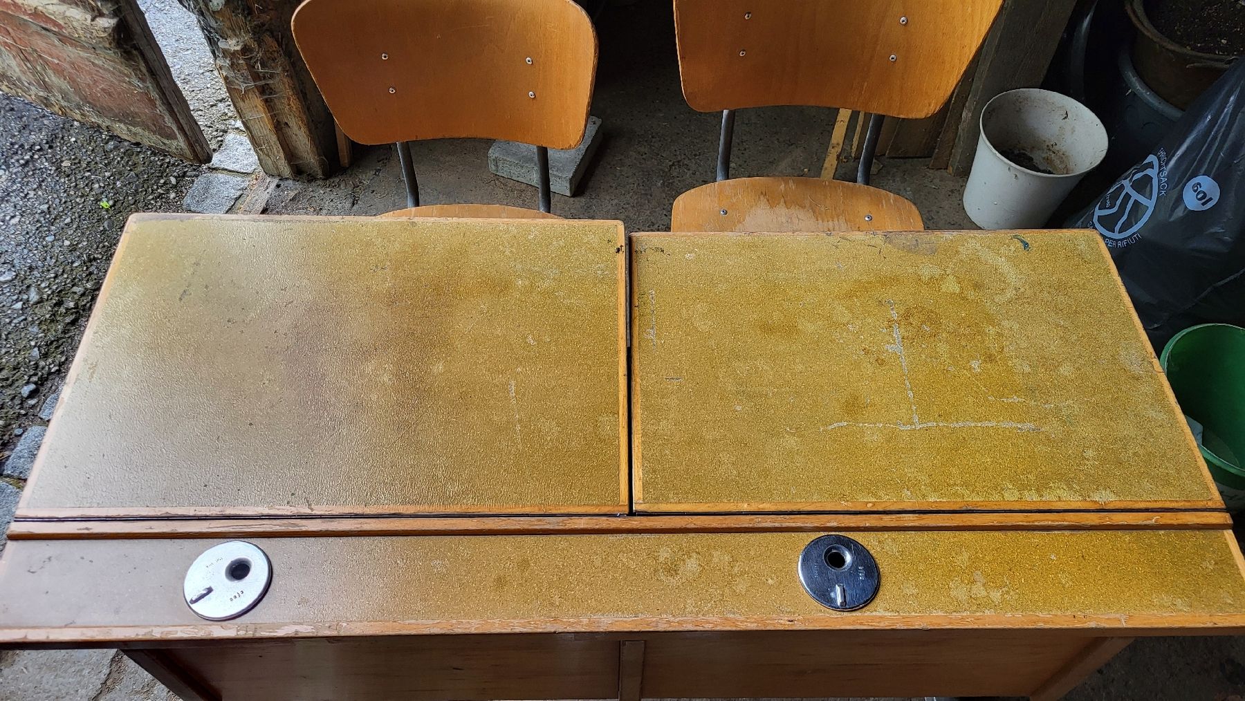 Scrivanie: Altes Schulpult mit 2 Stühlen – Usato da Appenzell Steinegg venduto da albert89 1