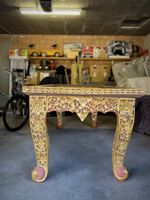 Handgefertigter, antiker, goldener Tisch aus Holz