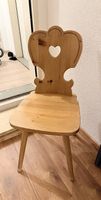 Holzstuhl mit Herz