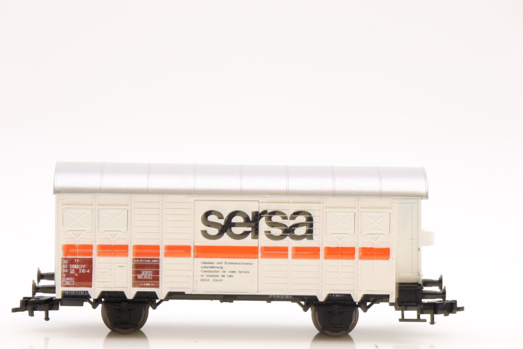 Aku Modelleisenbahnen: AKU 1807F Sersa Gedeckter Güterwagen, H0 – Neu (gemäss Beschreibung) aus Ried (Muotathal) von Modellbahn.swiss 1
