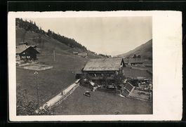 Adelboden, Taubenhaus mit weidenden Küh