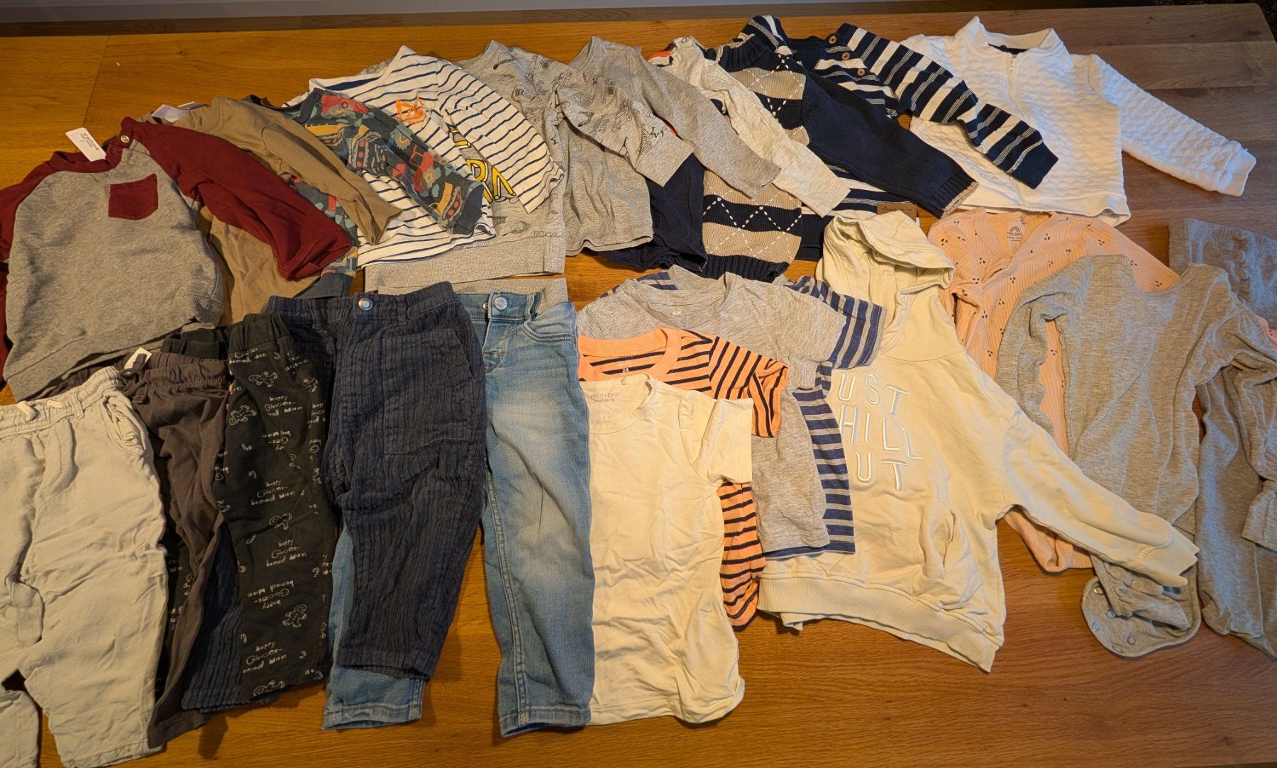 Lotti & Set di vestiti: Kleiderpaket Grösse 92 , 23 Teile – Usato da Rotkreuz venduto da CRLNSC