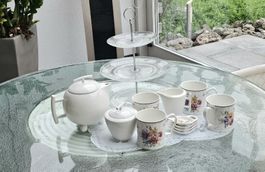Zeit für Tea-Time! Elegantes Set mit Etagere & Blumendekor