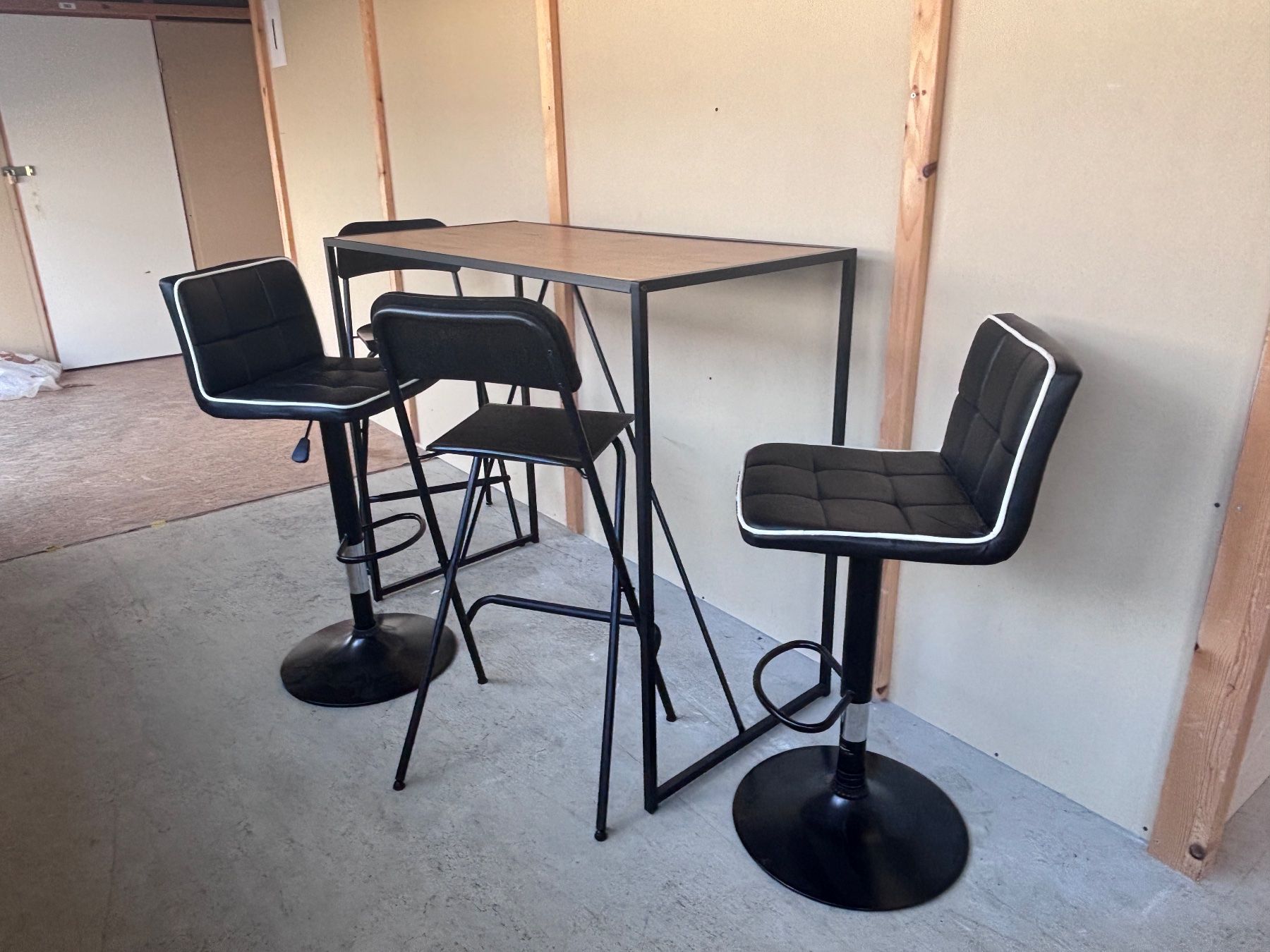 Set de table et chaises: Lot table haute + 4 chaises de bar – D'occasion à Villars-sur-Glâne par cla_w5s7