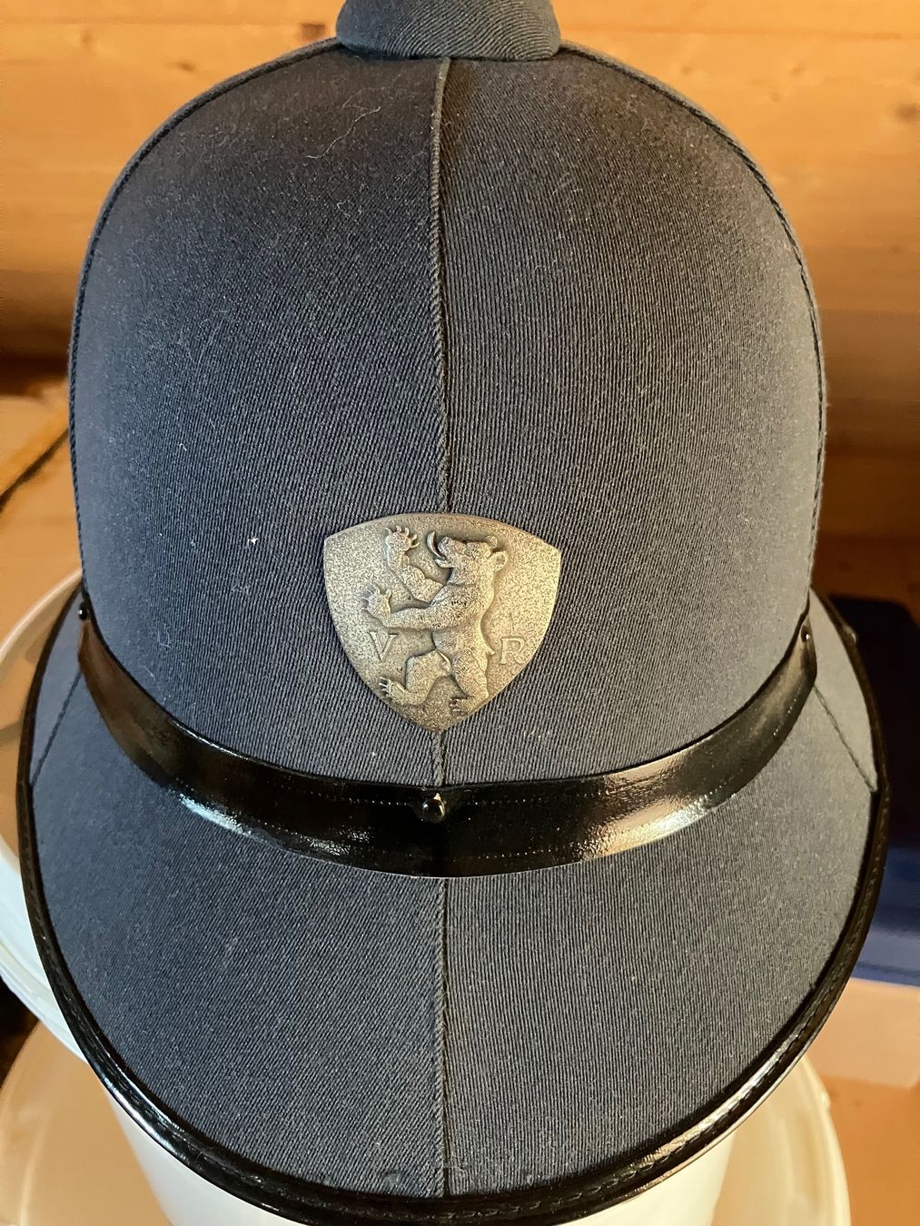 Abbigliamento & accessori d'epoca: polizeihelm – Usato da Rehetobel venduto da Waldhuette