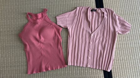 Rosa Top und Strickjacke