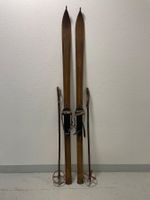 Ski (A 10), ca. 100jährige Holzski mit Stöcken