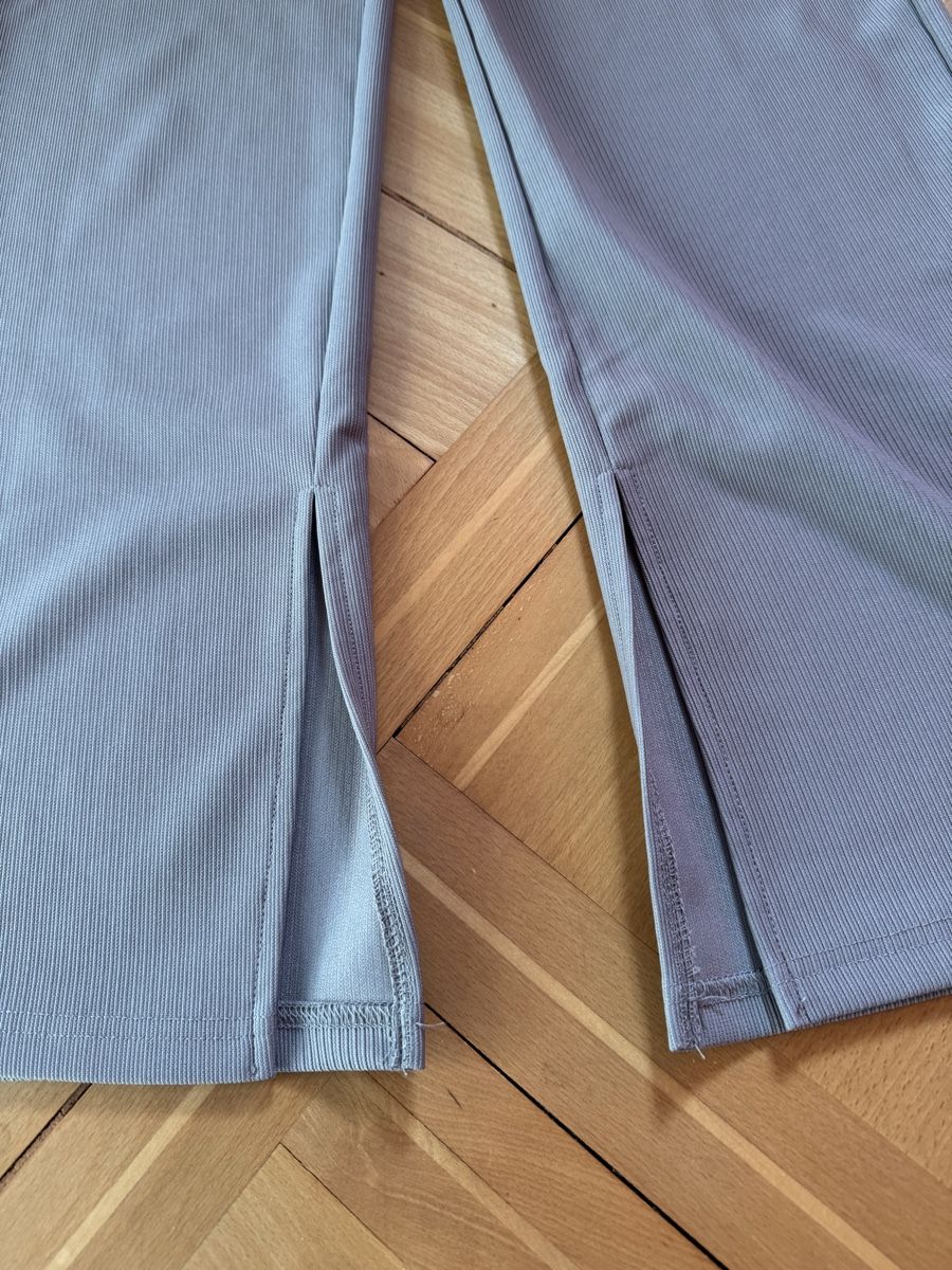 Stradivarius Pantaloni: Stradivarius Stoffhose mit Schlitzen, Gr. 36 – Usato da Romanshorn venduto da Apicel 1
