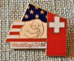 L955 - Pin Fussball WM USA Amerika 1994 / Daumen Schweiz