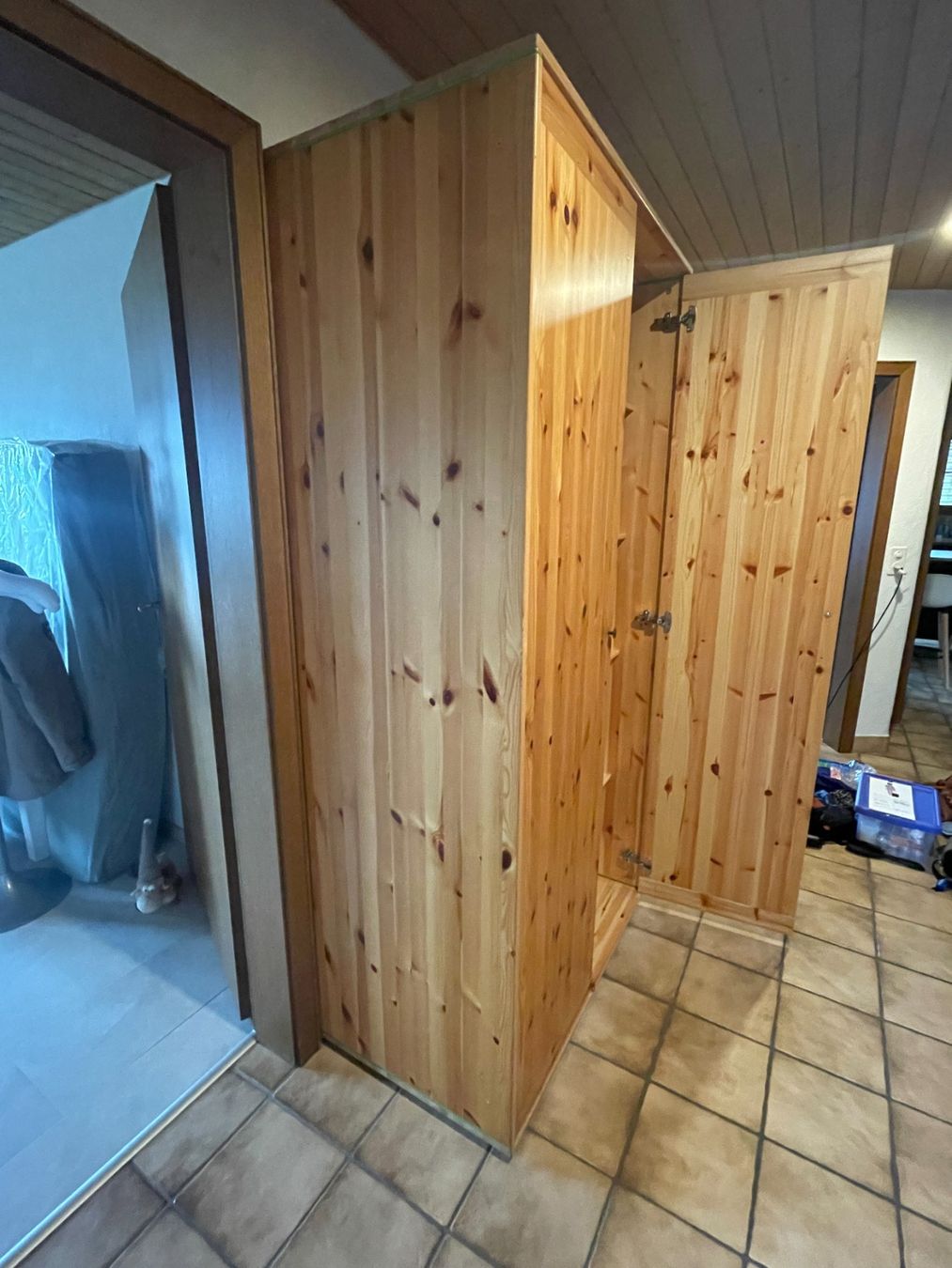 Armoires: Schrank - Massivholz – D'occasion à Schmerikon par die_8b8m 2